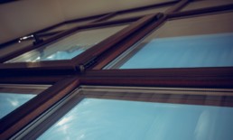 Cómo las ventanas de madera ayudan al aislamiento de una casa